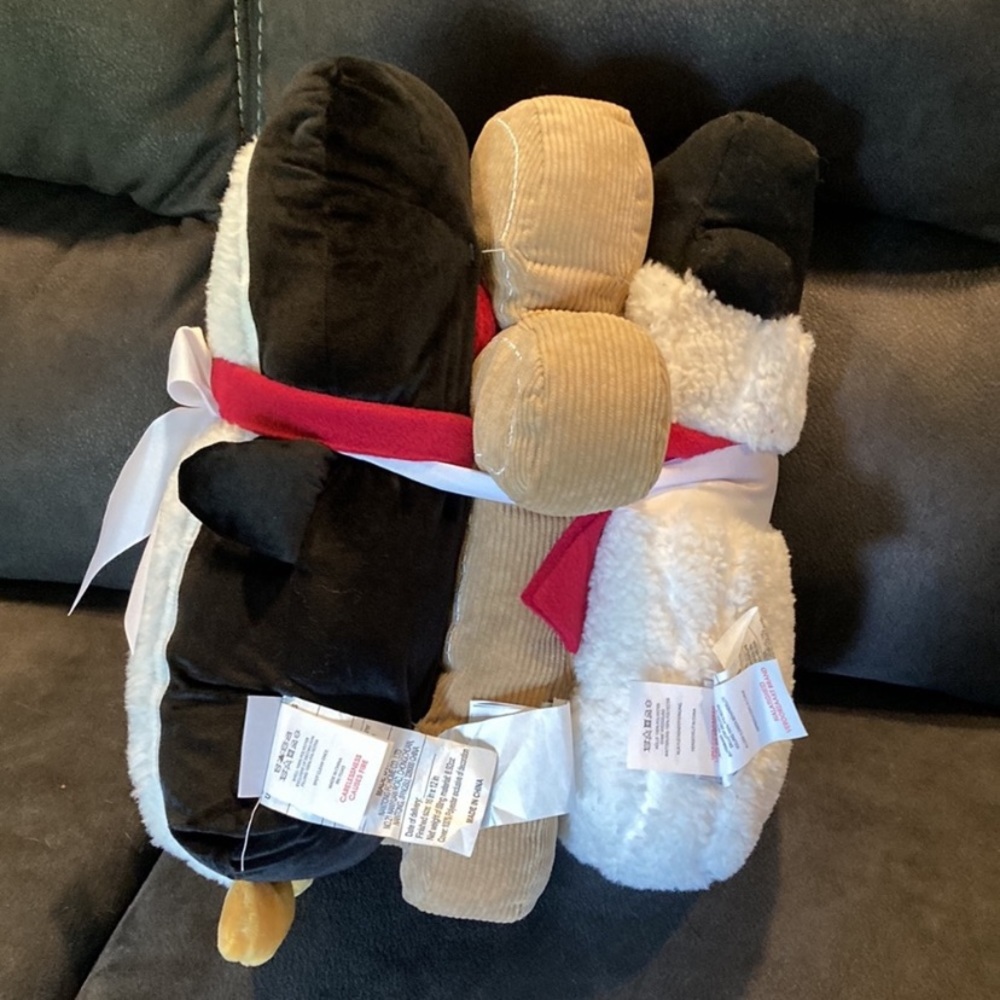 Cupcakes & Cashmere Set/3 CHRISTMAS PILLOWS PENGUIN,GINGERBREAD MAN AND … - Picture 3 of 7
